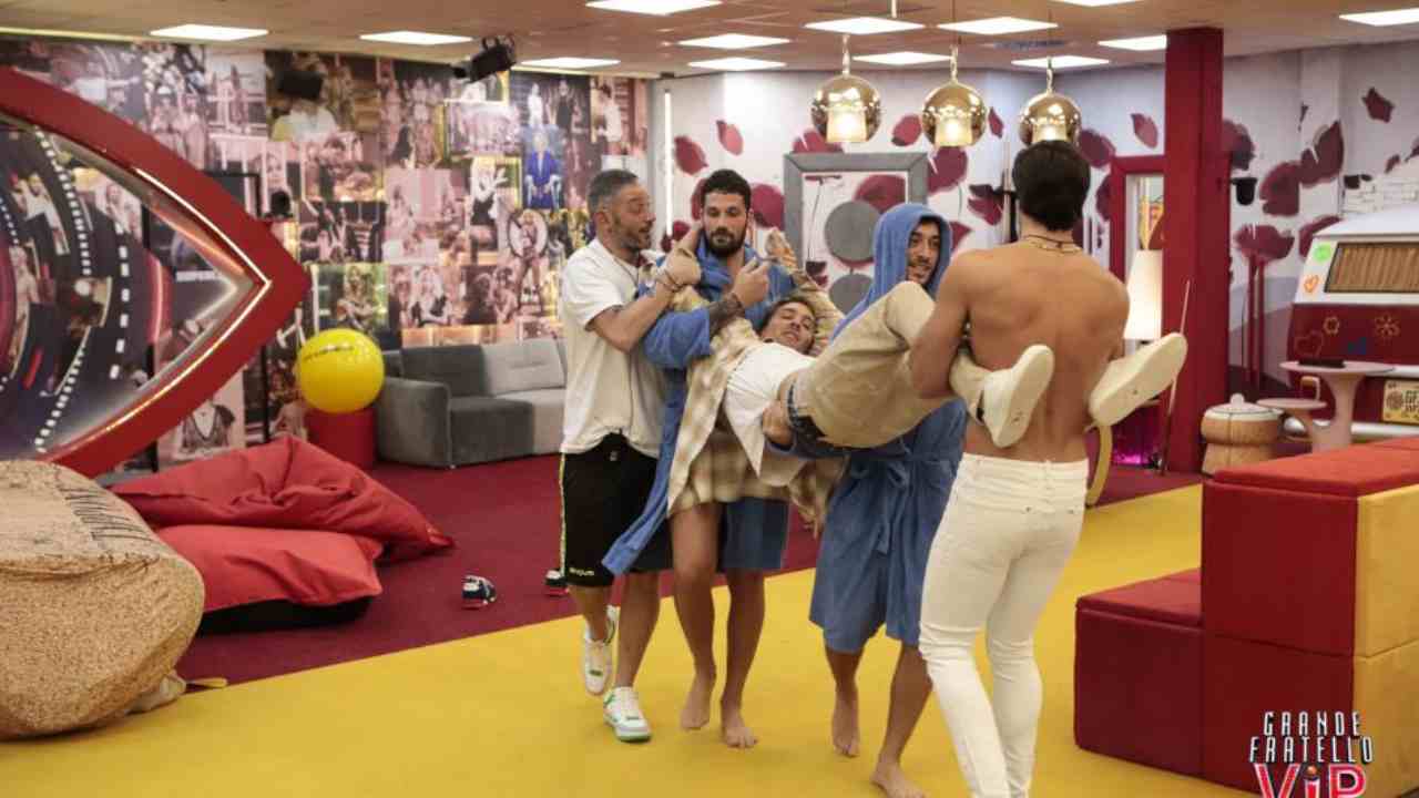 GF Vip 7, si intrufola di nuovo nella casa: le immagini allarmanti – VIDEO 1 gf-vip-7,-si-intrufola-di-nuovo-nella-casa:-le-immagini-allarmanti-–-video