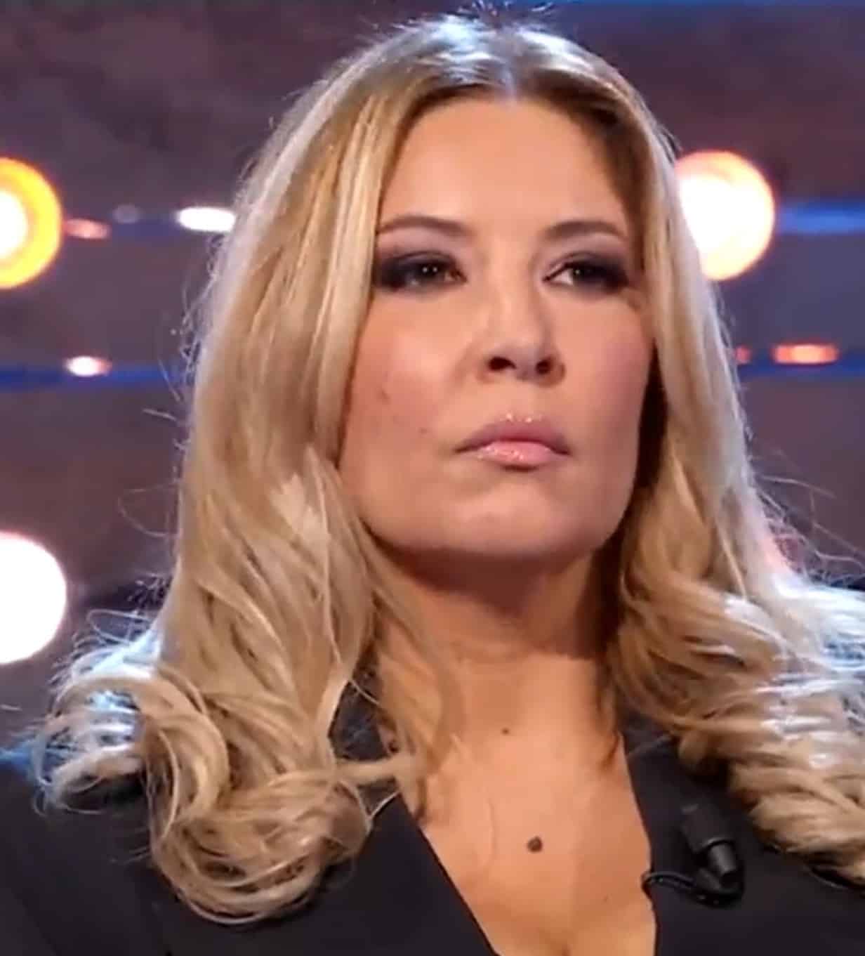 Selvaggia Lucarelli nella bufera, il suo tweet è da applausi 1 selvaggia-lucarelli-nella-bufera,-il-suo-tweet-e-da-applausi