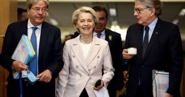 La Commissione Ue bacchetta l’Italia, altri problemi con Bruxelles per Meloni: “Conti a rischio col debito così alto, squilibri macroeconomici eccessivi” 1 la-commissione-ue-bacchetta-l’italia,-altri-problemi-con-bruxelles-per-meloni:-“conti-a-rischio-col-debito-cosi-alto,-squilibri-macroeconomici-eccessivi”