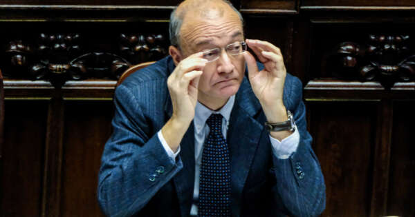 Ossessione Reddito di cittadinanza, il ministro Valditara vuole nuove esclusioni: “Niente sussidio per chi abbandona scuola” 1 ossessione-reddito-di-cittadinanza,-il-ministro-valditara-vuole-nuove-esclusioni:-“niente-sussidio-per-chi-abbandona-scuola”
