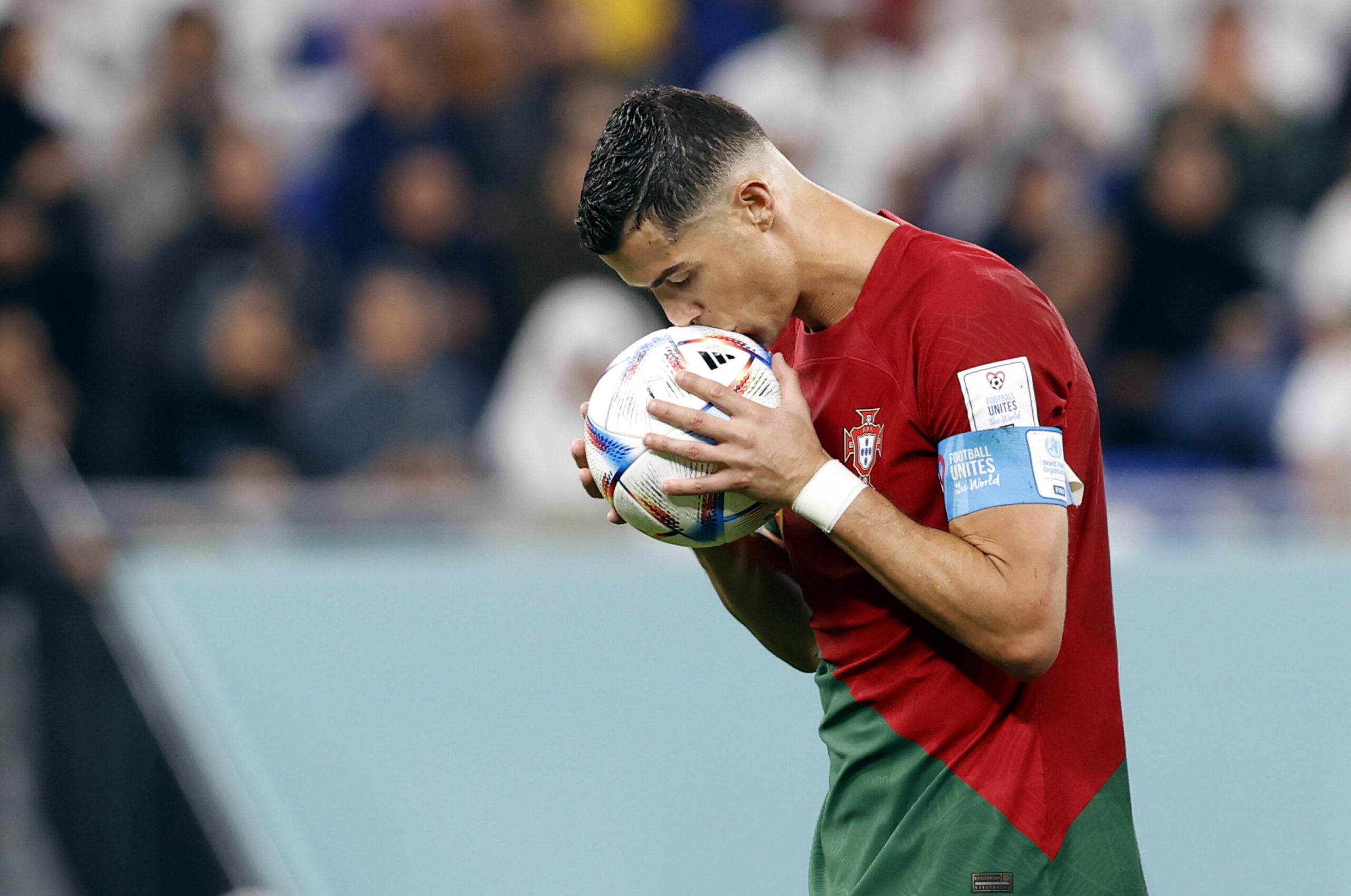 qatar-2022,-cristiano-ronaldo-da-record:-e-il-primo-nella-storia-a-segnare-in-cinque-mondiali.-le-lacrime-del-campione – il video