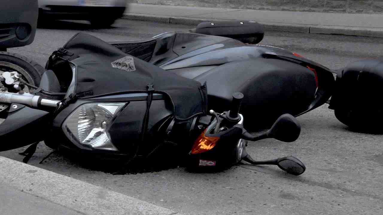 Terribile incidente in scooter: spezzata la vita di un ragazzo 1 terribile-incidente-in-scooter:-spezzata-la-vita-di-un-ragazzo