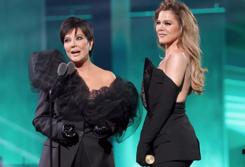 people’s-choice-awards-2022:-khloe-kardashian-e-kris-jenner-in-look-coordinato