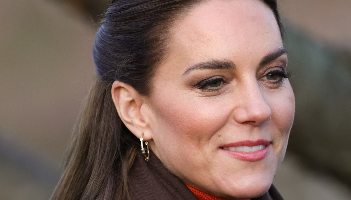 Kate Middleton pianta un albero per la Regina col cappotto in tartan da 857 euro 1 kate-middleton-pianta-un-albero-per-la-regina-col-cappotto-in-tartan-da-857-euro