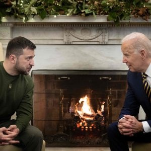 La bandiera di Bakhmut donata da Zelensky a Pelosi 1 la-bandiera-di-bakhmut-donata-da-zelensky-a-pelosi