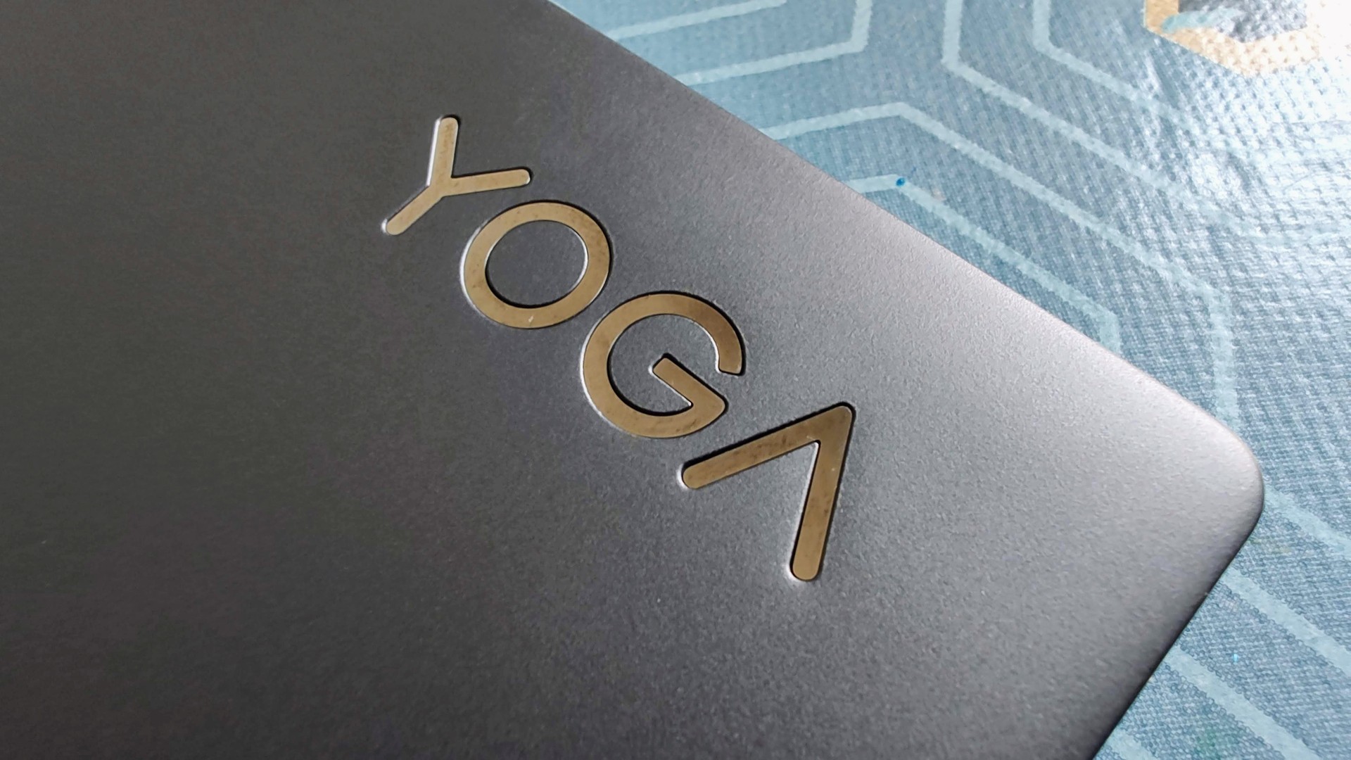 Recensione Lenovo Yoga Slim 7i Carbon: peso piuma, ma picchia forte! 1 recensione-lenovo-yoga-slim-7i-carbon:-peso-piuma,-ma-picchia-forte!