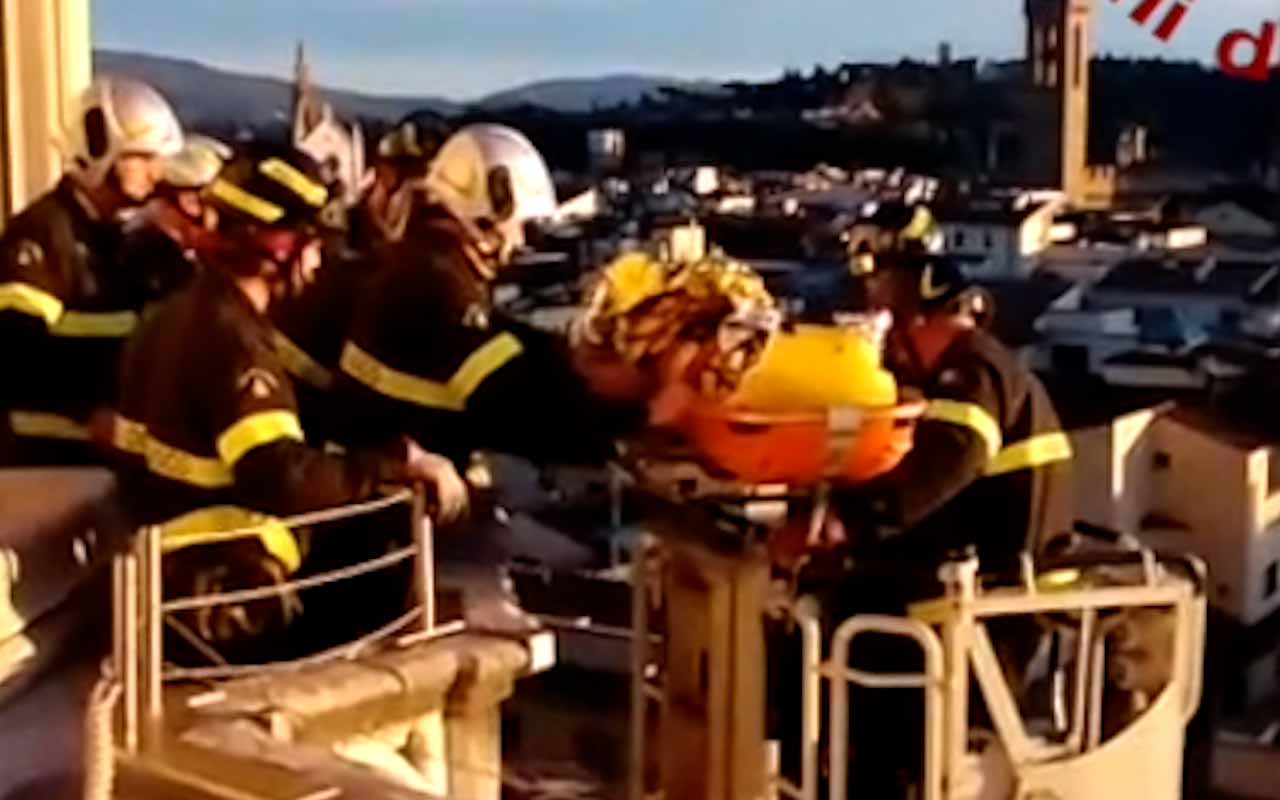 Firenze, vigili del fuoco soccorrono turista sulla cupola del Duomo 1 firenze,-vigili-del-fuoco-soccorrono-turista-sulla-cupola-del-duomo