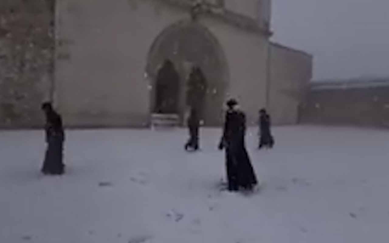 Assisi, i frati giocano con le palle di neve: il video diventa virale 1 assisi,-i-frati-giocano-con-le-palle-di-neve:-il-video-diventa-virale