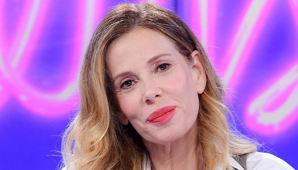 “Boomerissima”, Alessia Marcuzzi si scatena tra frange e paillettes. Ma piovono critiche 1 “boomerissima”,-alessia-marcuzzi-si-scatena-tra-frange-e-paillettes.-ma-piovono-critiche