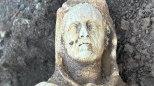 archeologia:-una-statua-di-ercole-a-grandezza-naturale-ritrovata-a-roma-nel-parco-dell’appia-antica