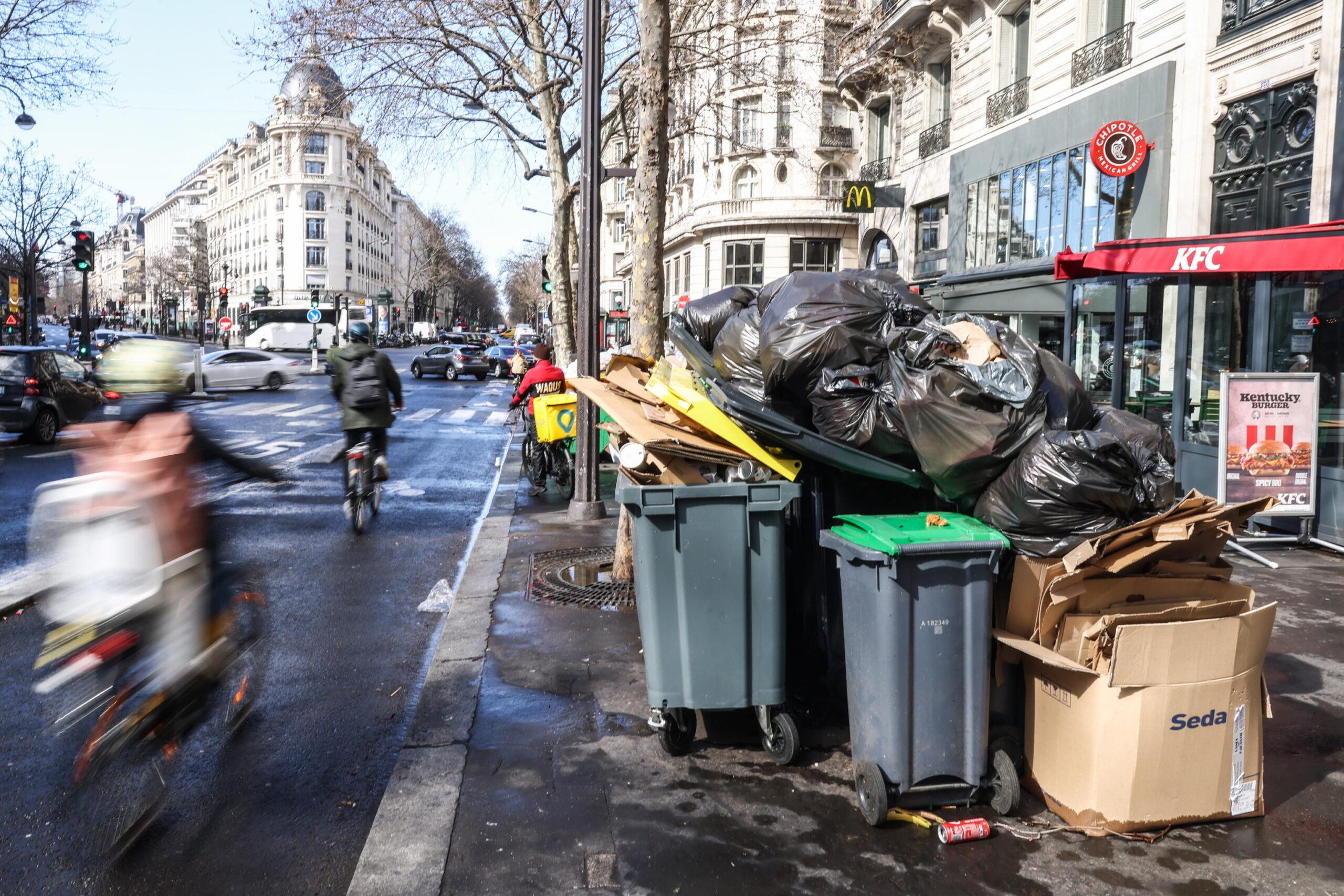 Topi e malodore, Parigi sprofonda tra i rifiuti per lo sciopero dei netturbini. Domani il voto sulla riforma delle pensioni che lacera la Francia 1 topi-e-malodore,-parigi-sprofonda-tra-i-rifiuti-per-lo-sciopero-dei-netturbini.-domani-il-voto-sulla-riforma-delle-pensioni-che-lacera-la-francia
