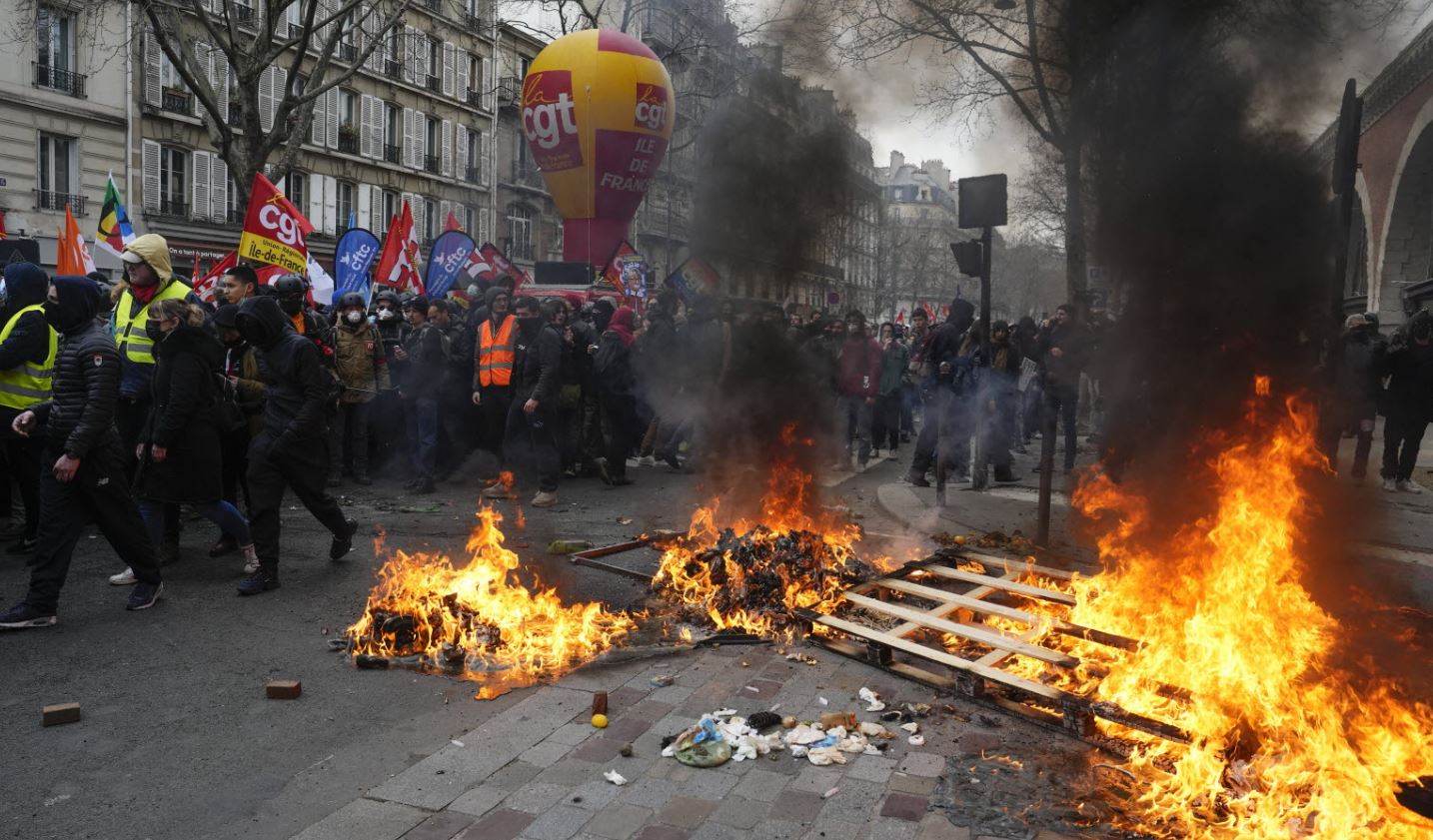 la-francia-brucia-per-la-riforma-delle-pensioni,-altro-che-pagliacciate-sull’antifascismo