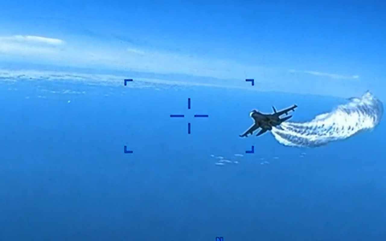 il-momento-dello-scontro-tra-il-drone-usa-e-il-jet-russo