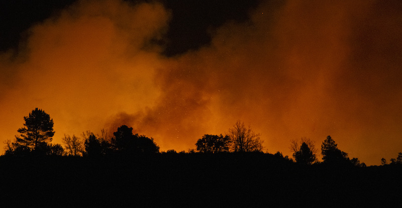 circa-1.500-persone-sono-state-evacuate-a-causa-di-un-grande-incendio-boschivo-vicino-a-valencia,-in-spagna