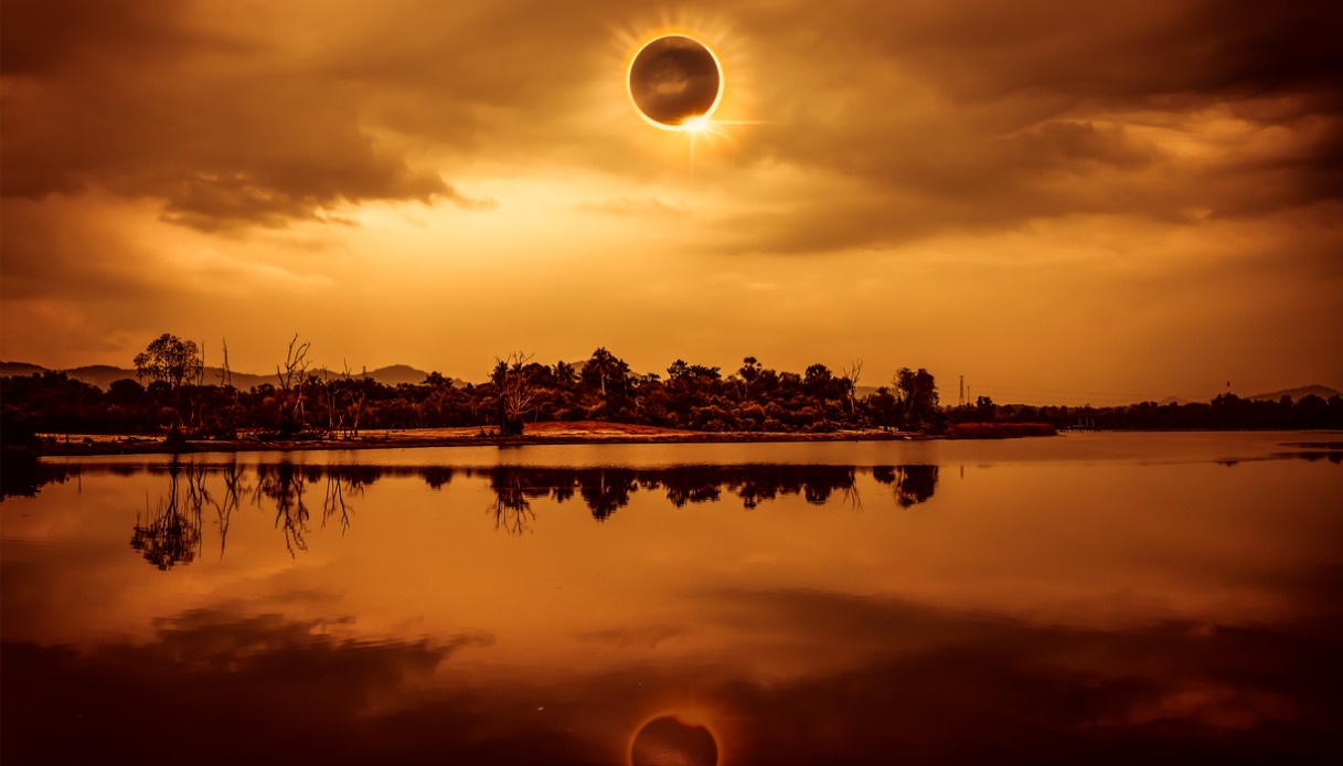 e-lo-show-piu-atteso-dell’anno:-ecco-come-osservare-l’eclissi-solare-ibrida