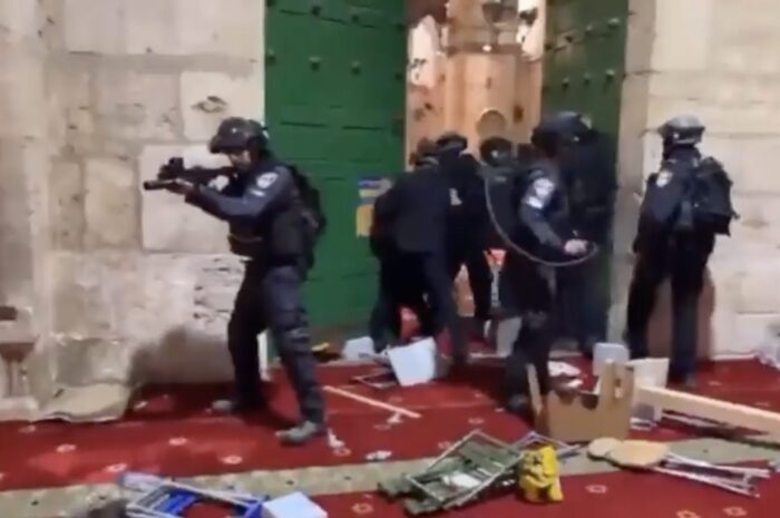 gerusalemme,-seconda-notte-di-violenze-nella-moschea-di-al-aqsa:-scontri-tra-fedeli-e-polizia-israeliana-–-il-video