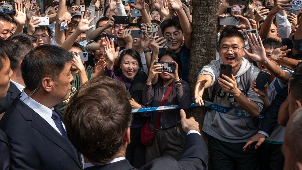 macron-mobbed-at-university-on-final-day-of-china-trip